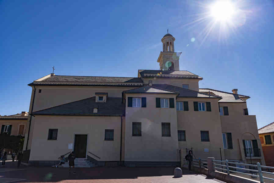 Italia - Génova 133 - barrio de Boccadasse - iglesia de San Antonio de Padova.jpg